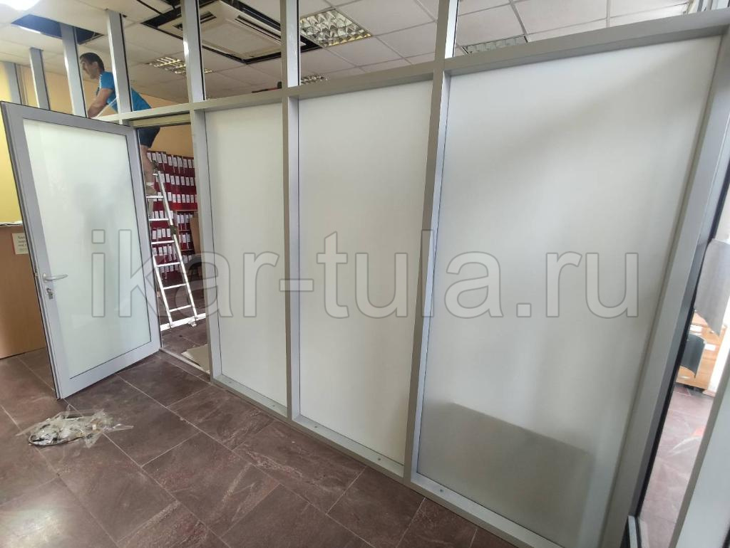 Установка внутренних стеклянных перегородок из алюминиевого профиля