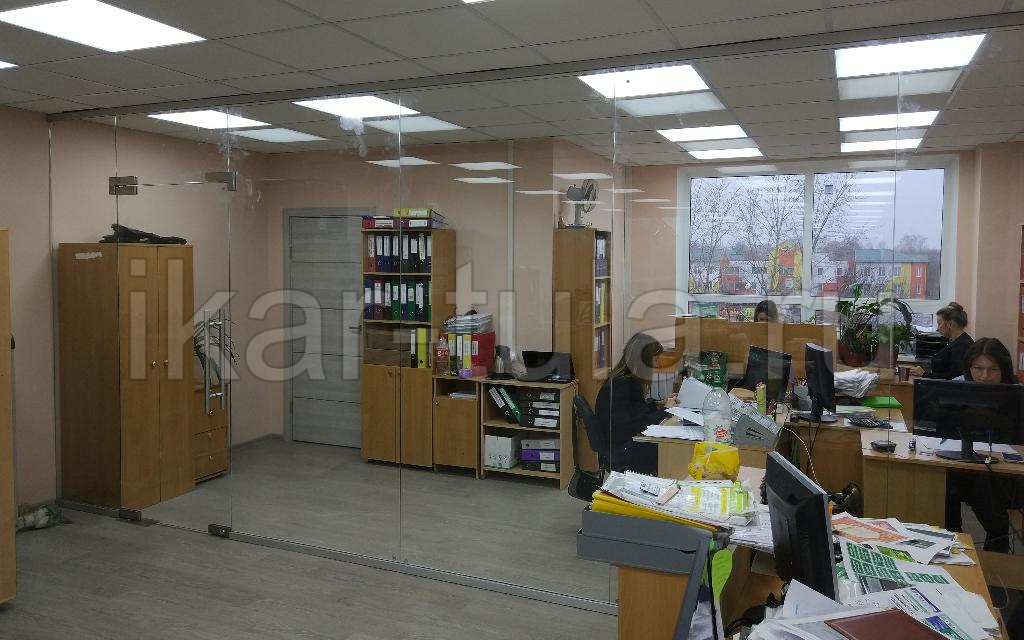 Изготовление и монтаж цельностеклянной перегородки с дверью В Туле