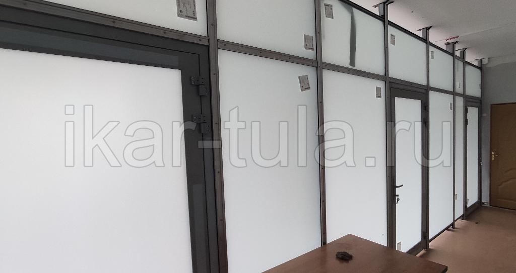 Установка внутренних стеклянных перегородок из алюминиевого профиля